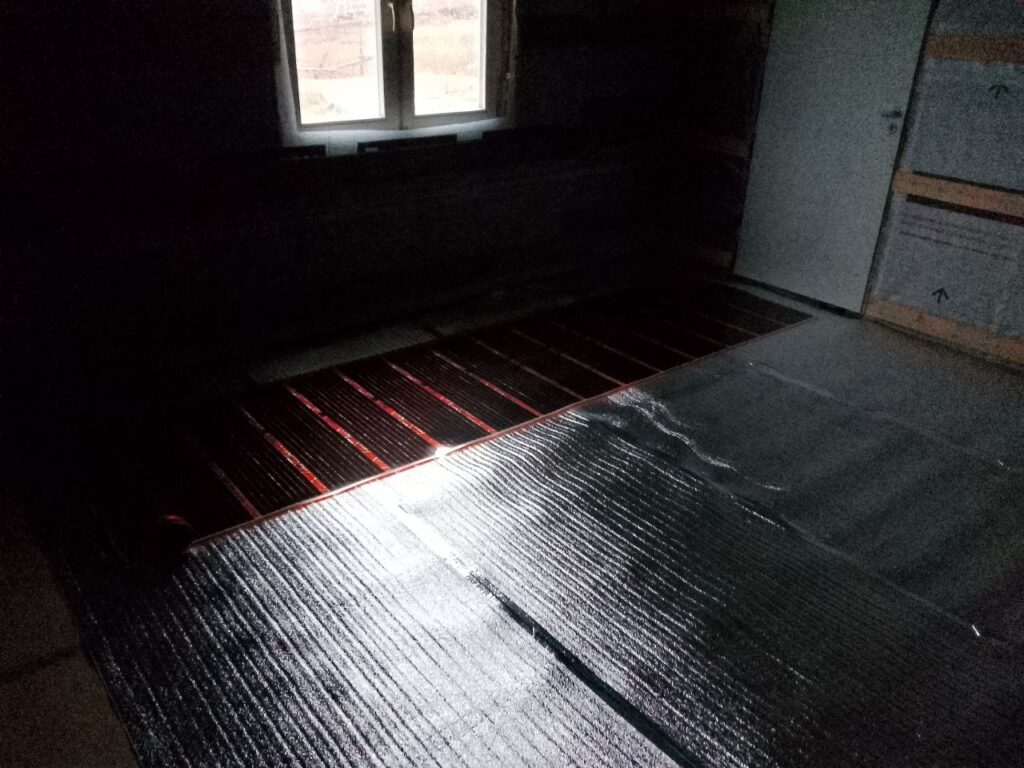 Укладка подложки под плёночный тёплый пол